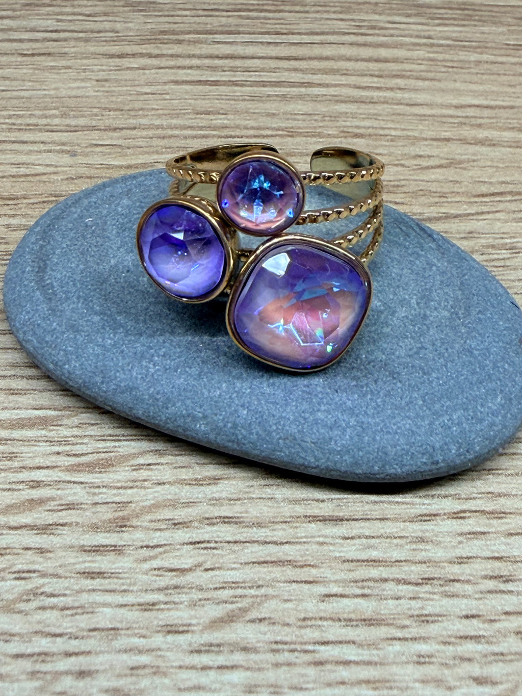Bague Ajustable Dorée et Pierres Violets Multi-Formes