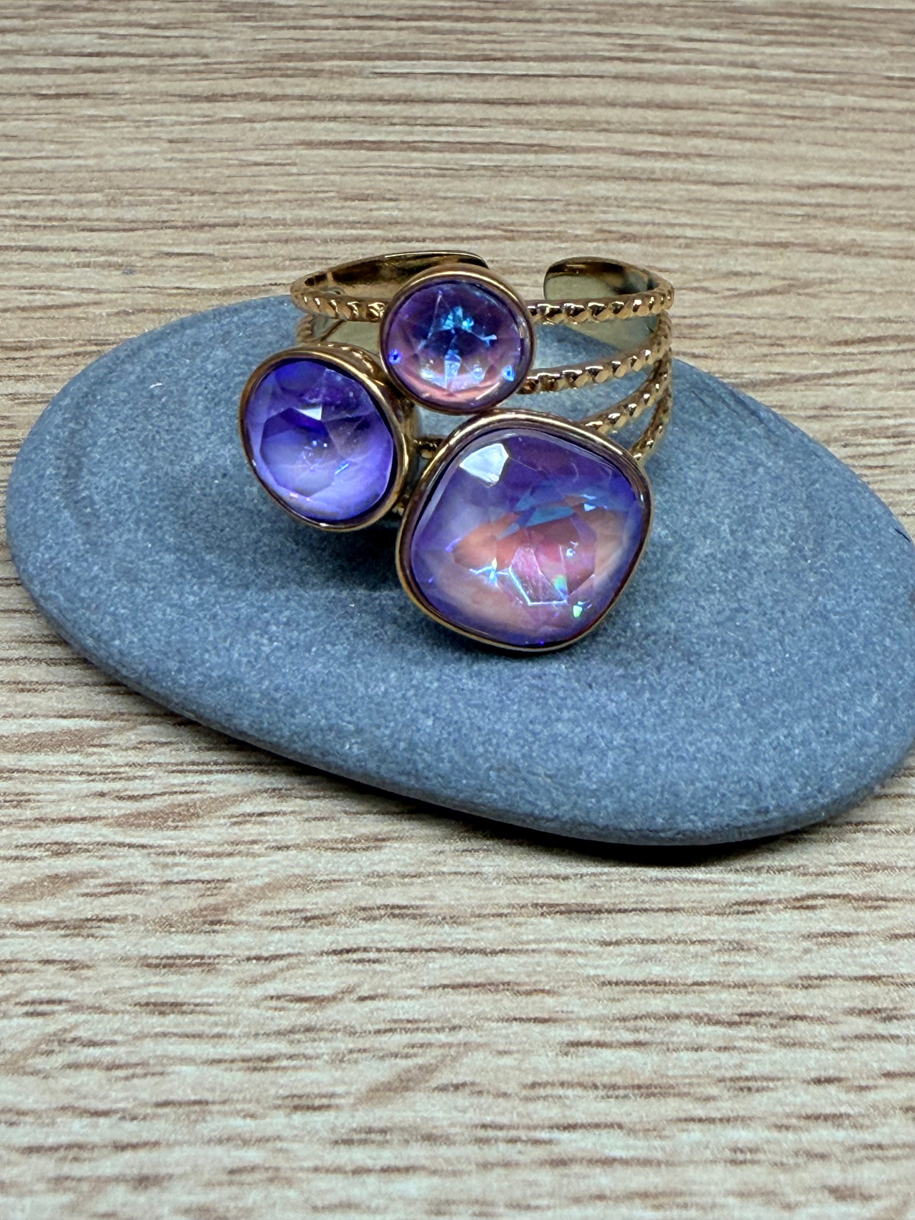 Bague Ajustable Dorée et Pierres Violets Multi-Formes
