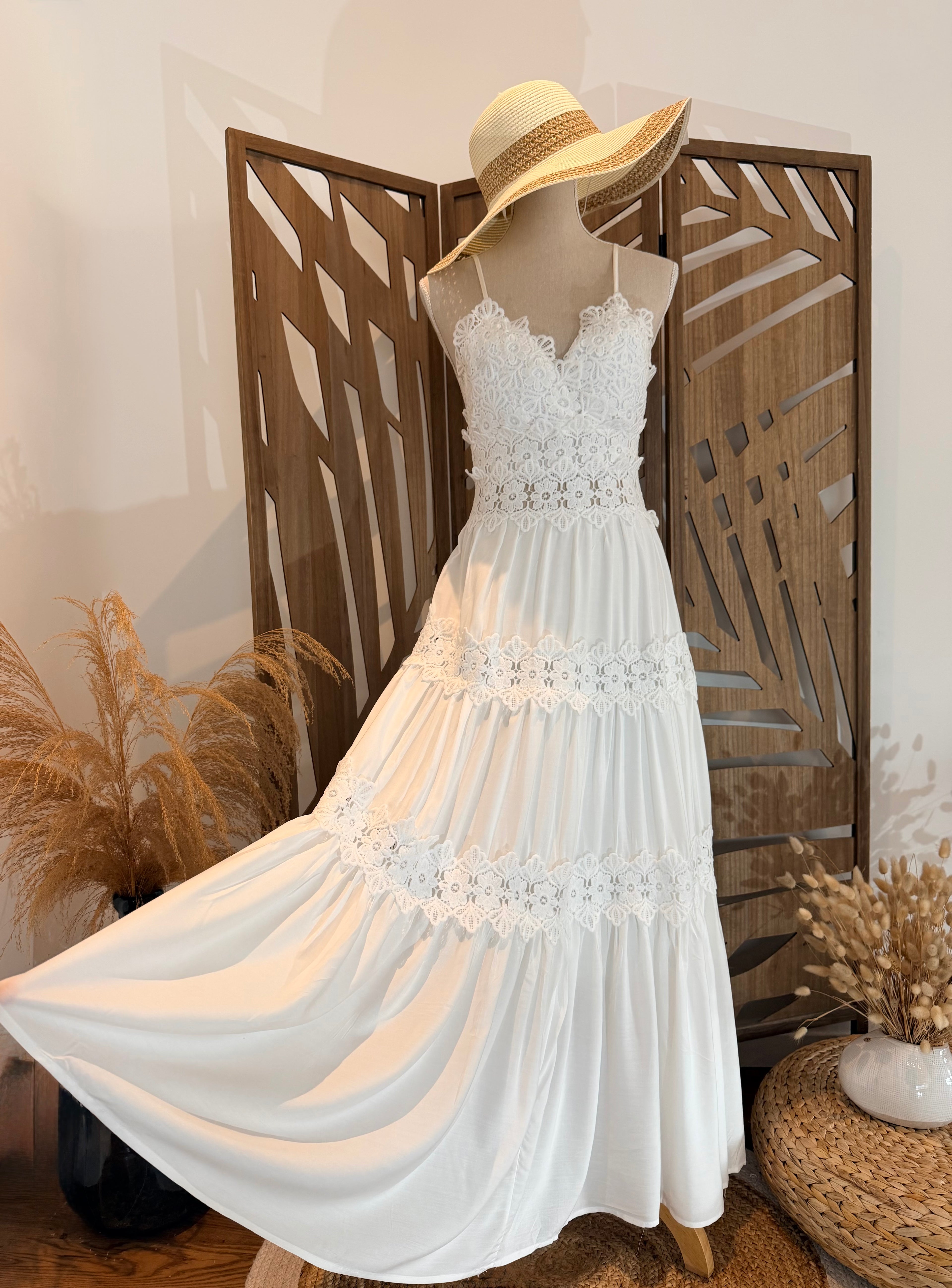 Robe longue blanche bohème – Bustier en dentelle et nœud dos nu