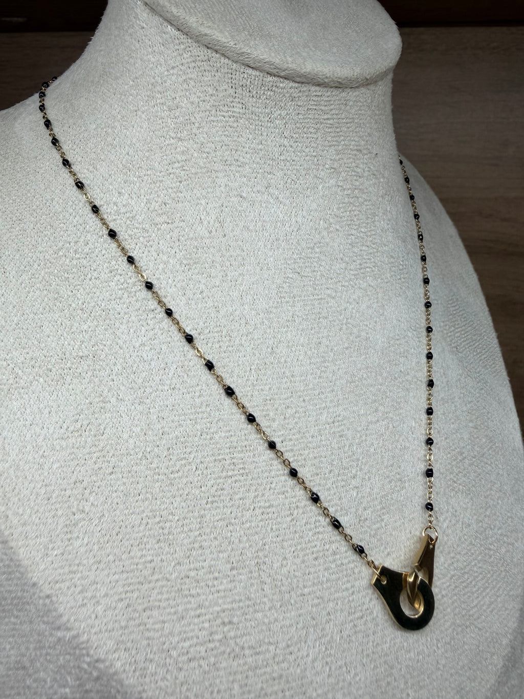 Collier Chaine Acier Inoxydable Doré - Pendentif Menottes et Perles Noires