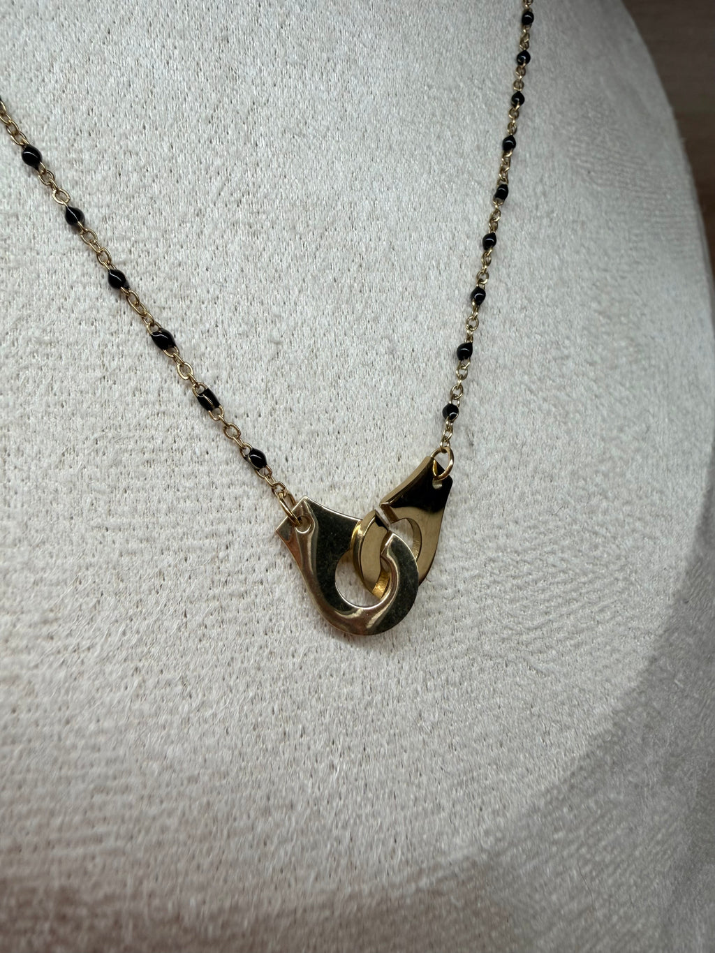 Collier Chaine Acier Inoxydable Doré - Pendentif Menottes et Perles Noires
