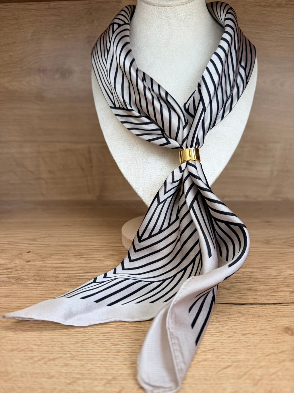 Foulard Chic satiné à Motif Géométrique avec Anneau Doré