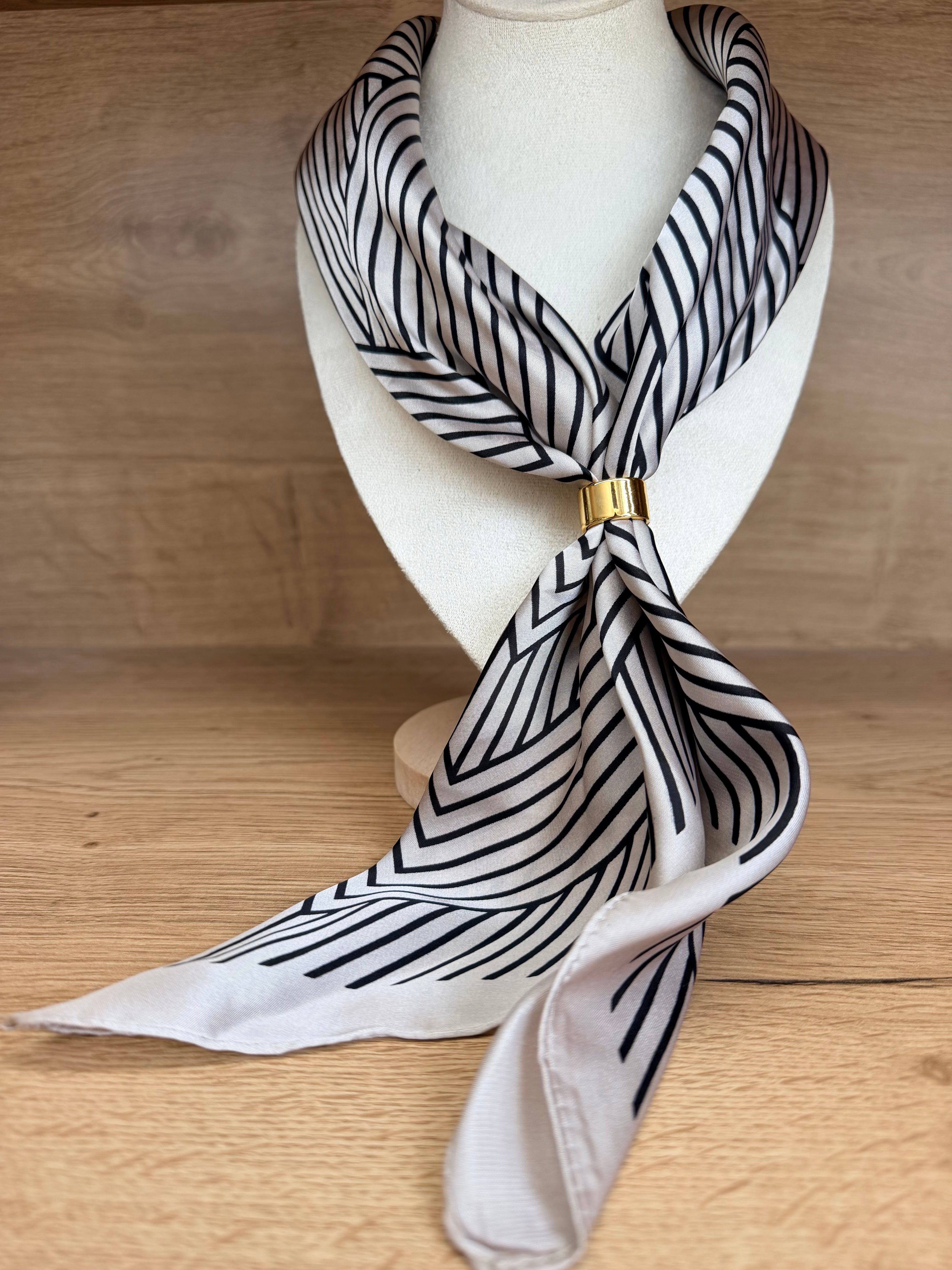 Foulard Chic satiné à Motif Géométrique avec Anneau Doré