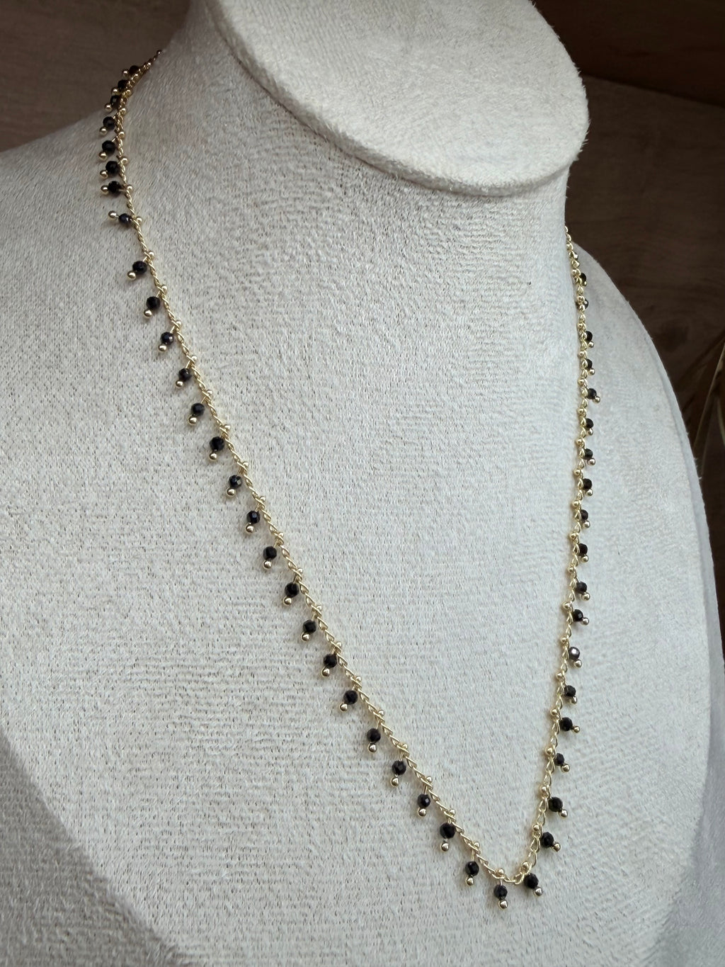 Collier Acier Inoxydable Doré et Perles Noires