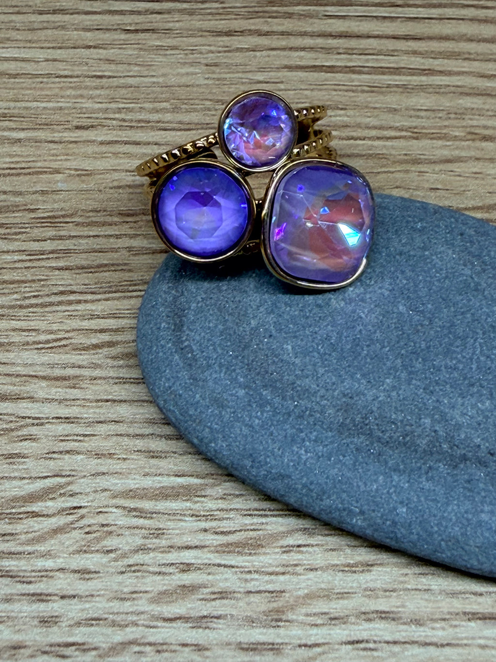 Bague Ajustable Dorée et Pierres Violets Multi-Formes