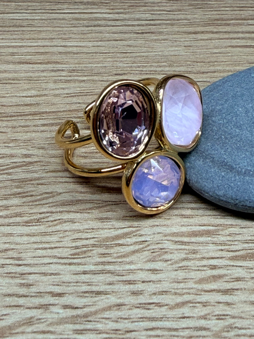 Bague Ajustable Acier Inoxydable Doré - Trois Pierres / Cabochons Tons Roses et Mauves