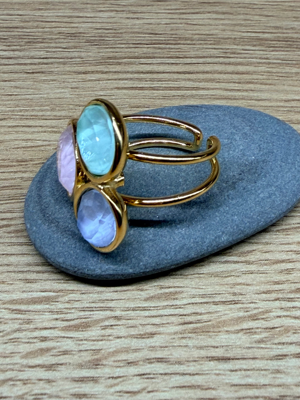 Bague Ajustable Acier Inoxydable Doré - Trois Pierres / Cabochons Multicolores Pastels
