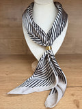 Foulard Chic satiné à Motif Géométrique avec Anneau Doré