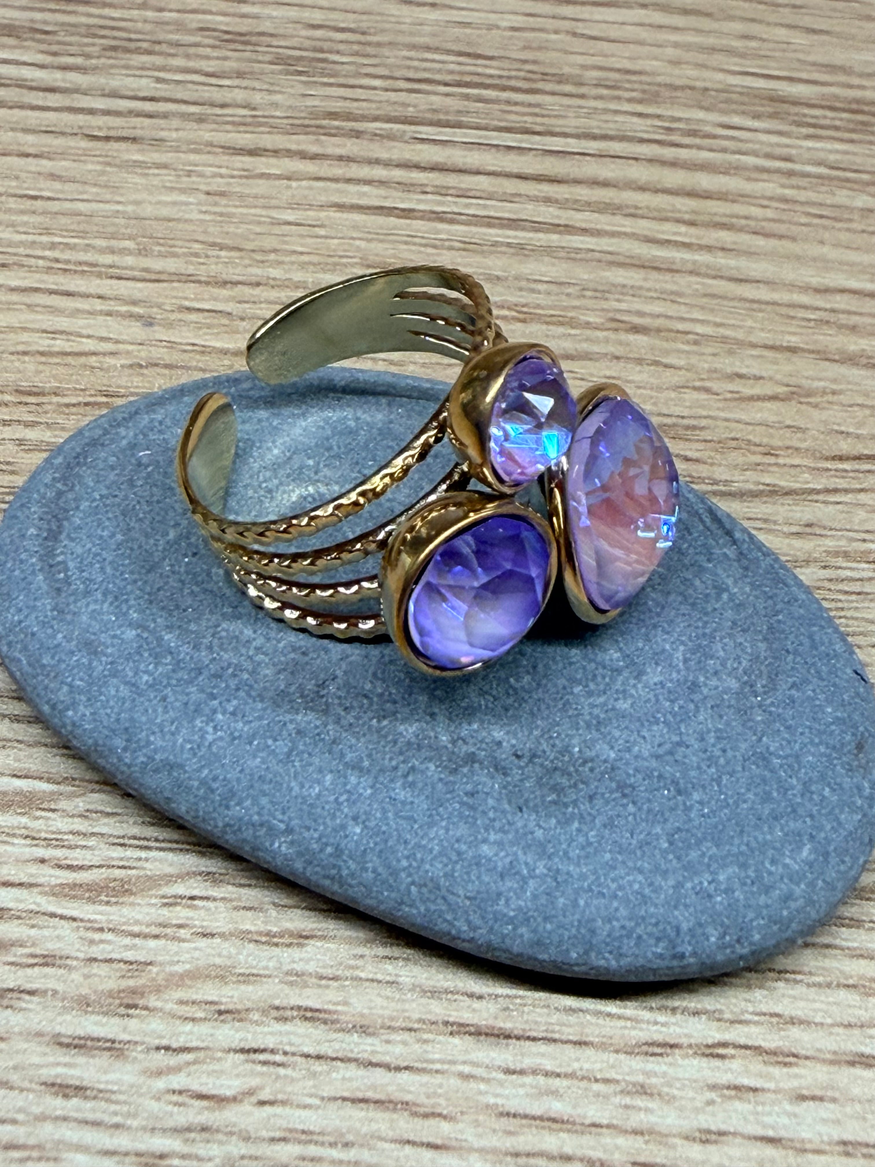 Bague Ajustable Dorée et Pierres Violets Multi-Formes