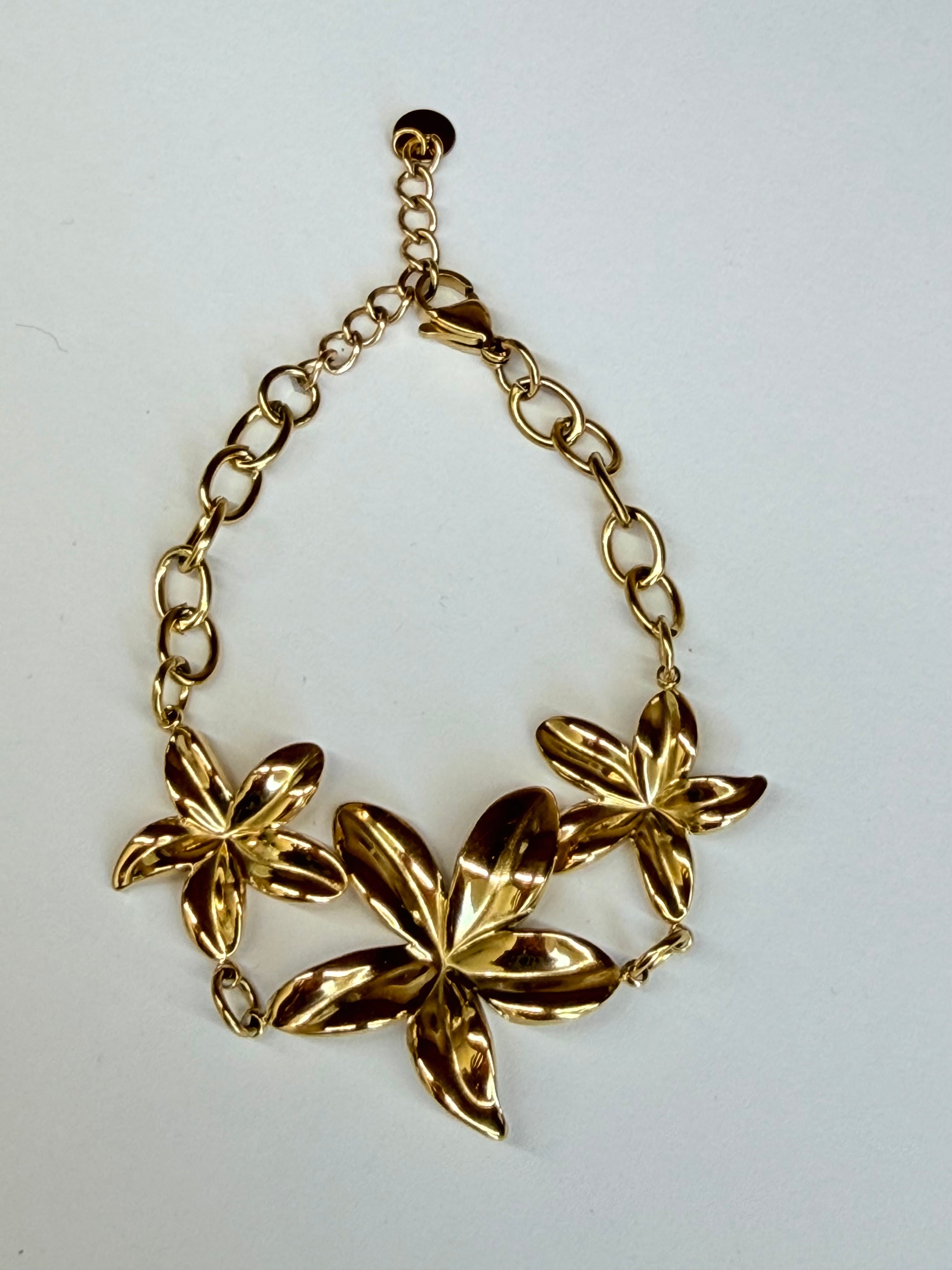 Bracelet Floral Élégance – Chaîne Dorée à Trois Fleurs