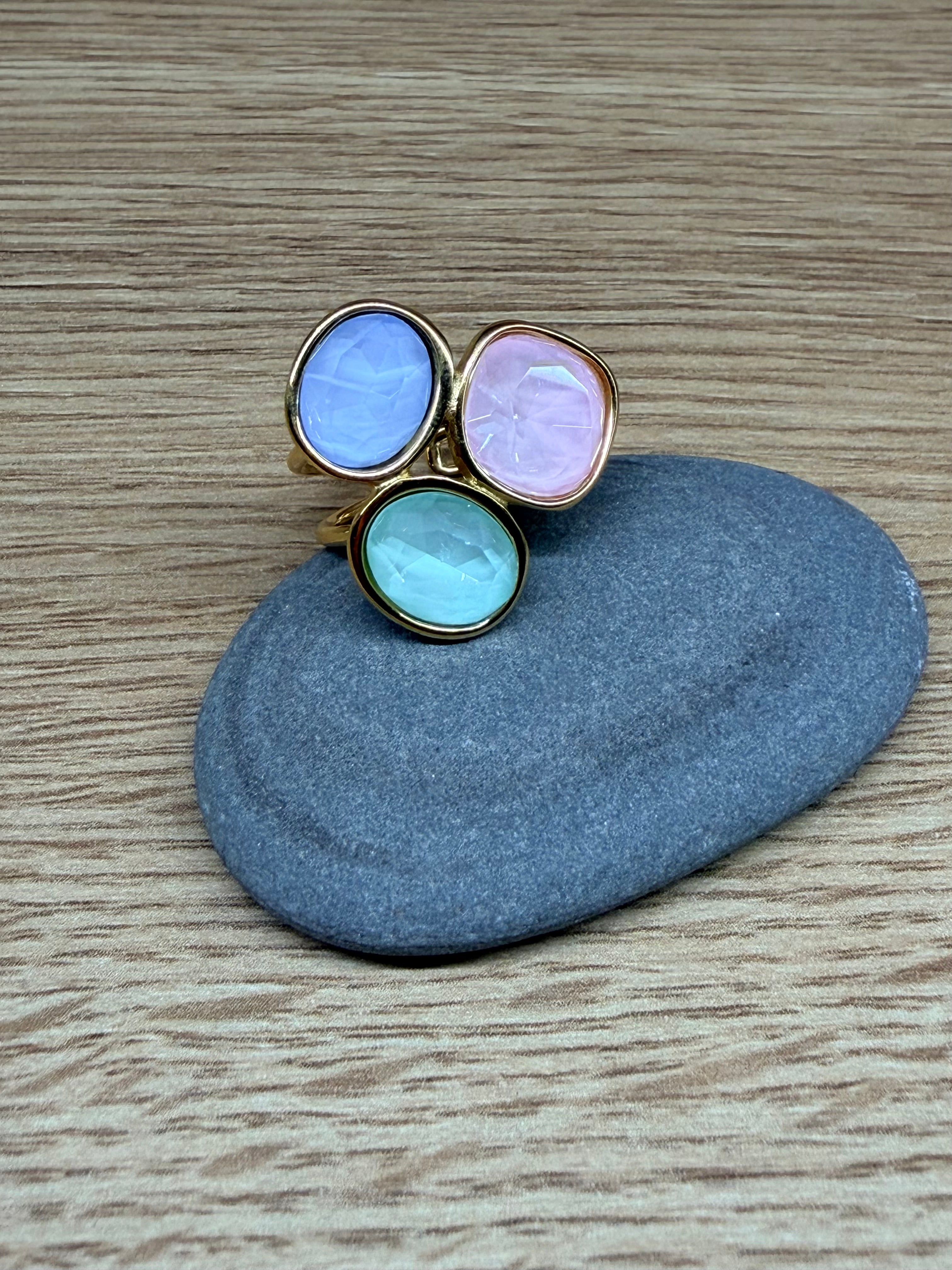Bague Ajustable Acier Inoxydable Doré - Trois Pierres / Cabochons Multicolores Pastels