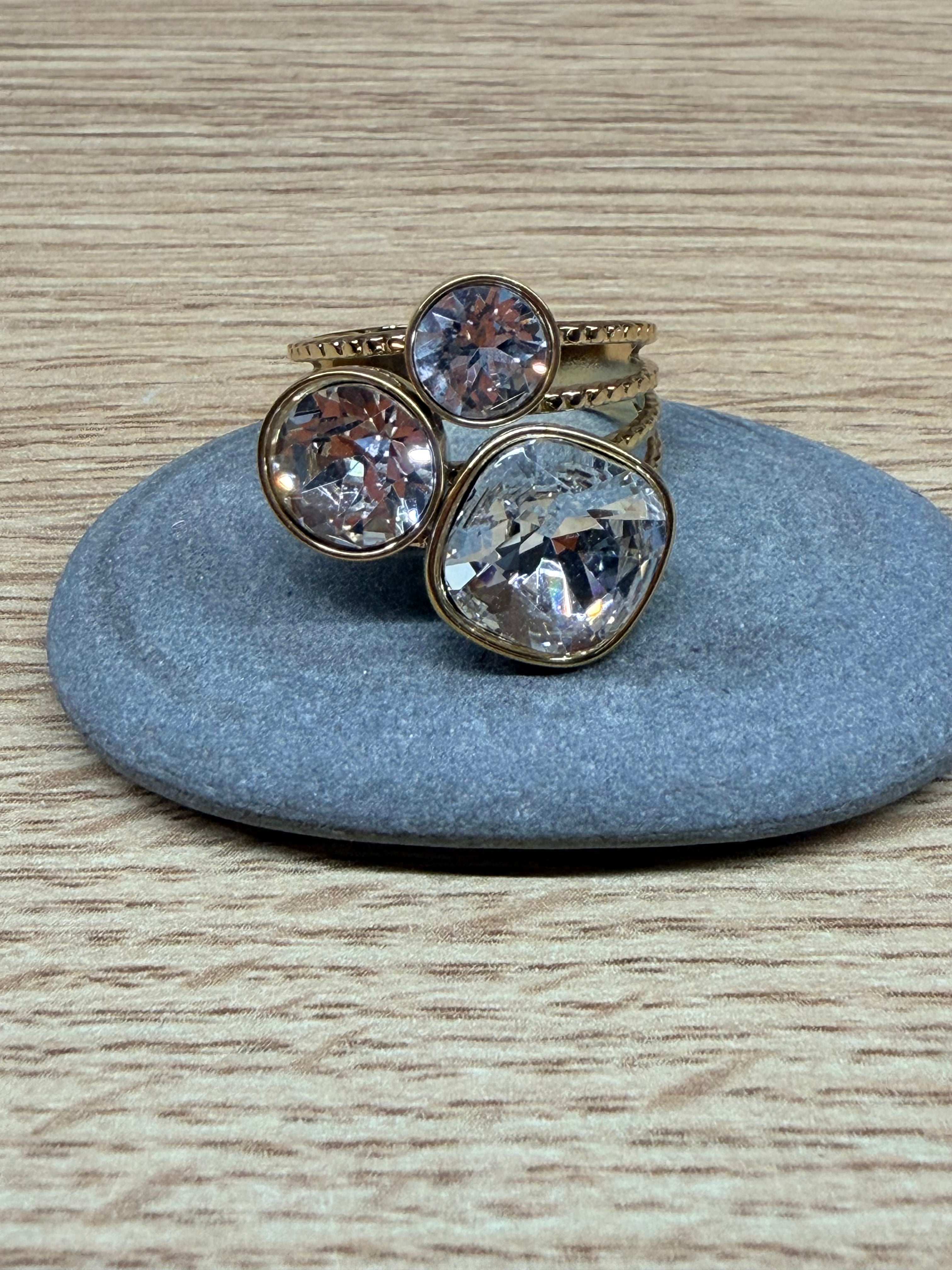 Bague Ajustable Dorée et Cristaux Scintillants Multi-Pierres