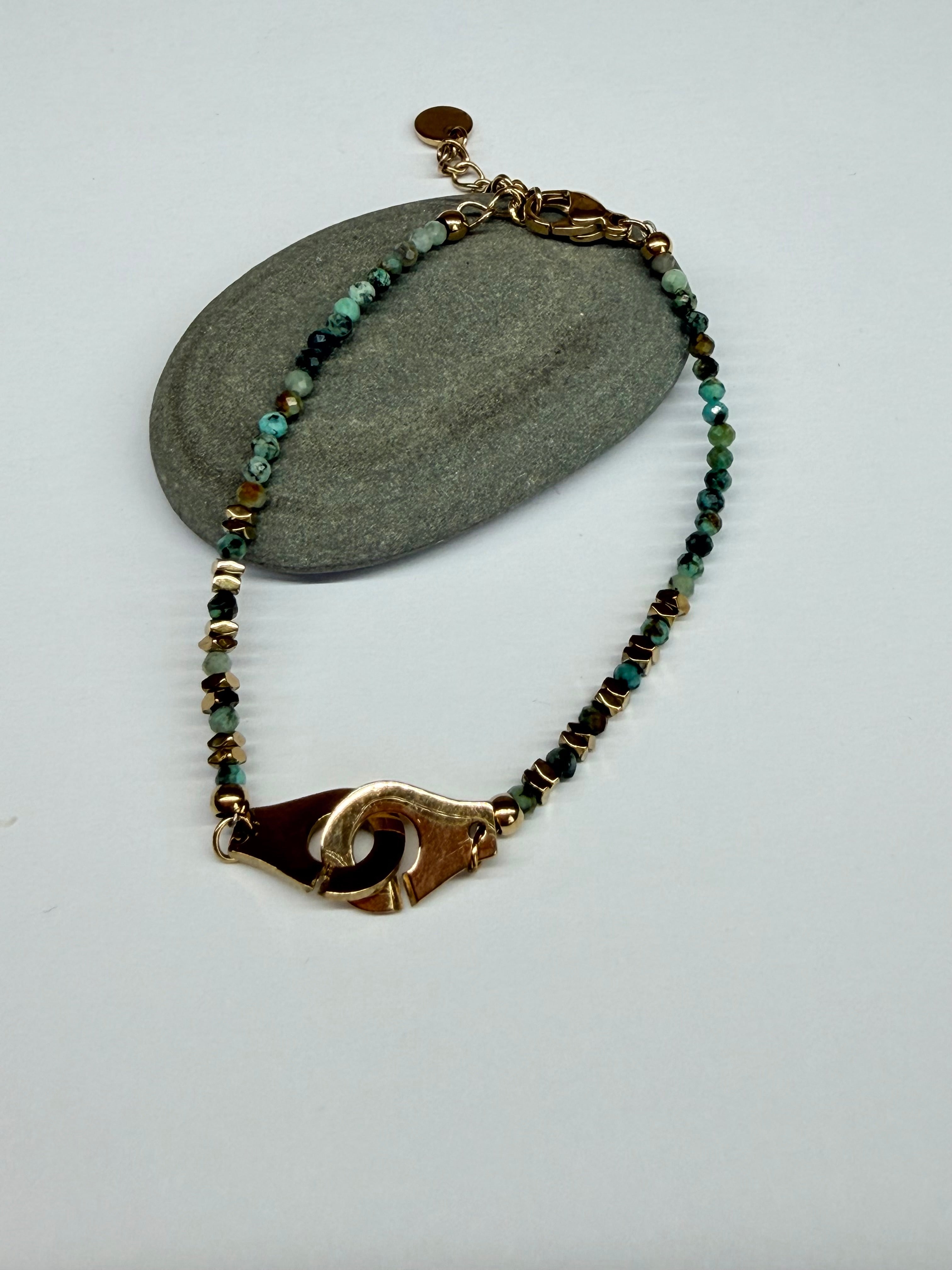 Bracelet Doré et Perles Vertes / Bleu Turquoise - Motif Menottes