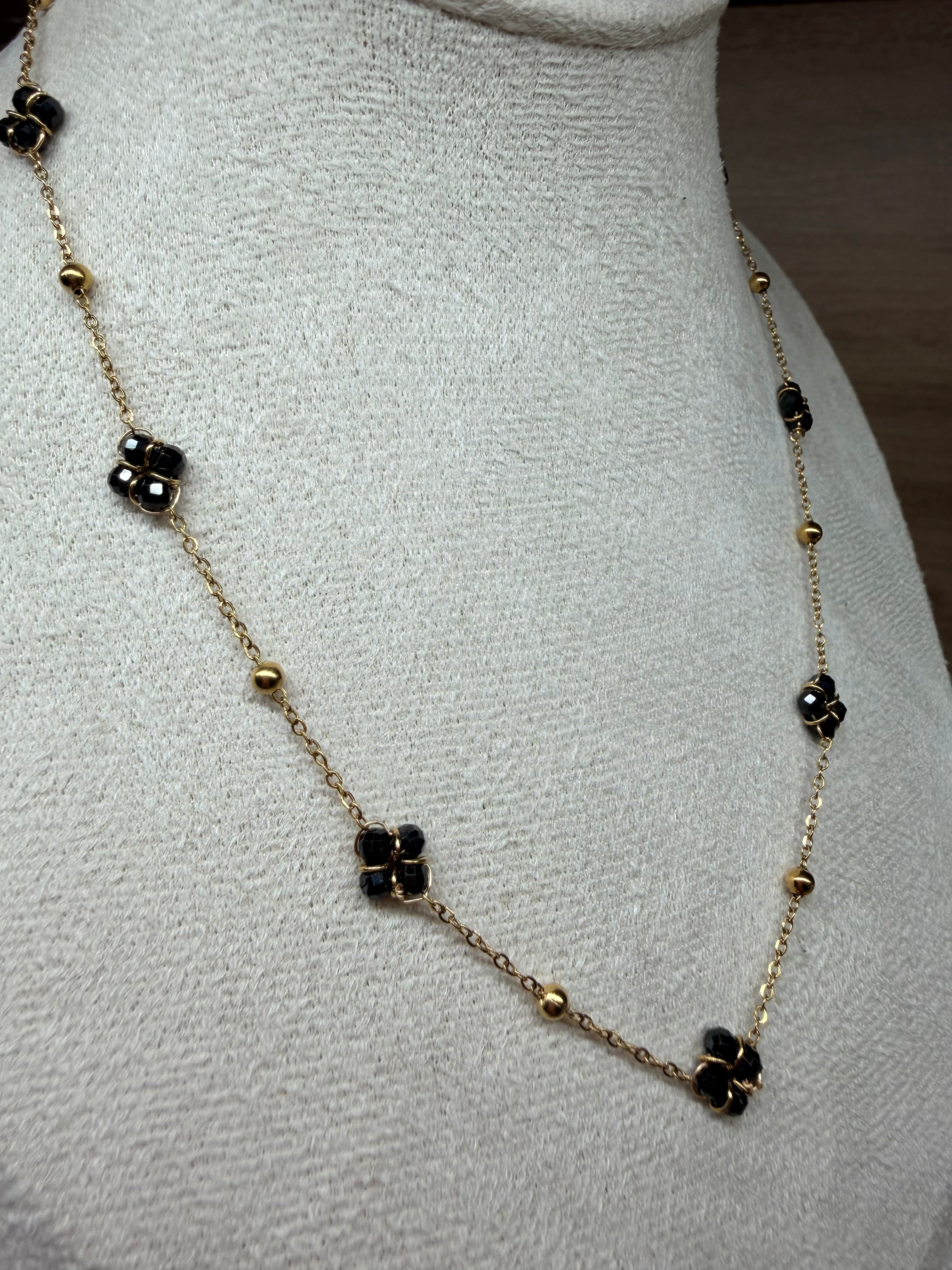 Collier Chaîne Acier Inoxydable Doré - Motifs Fleurs Trèfles et Perles Noires