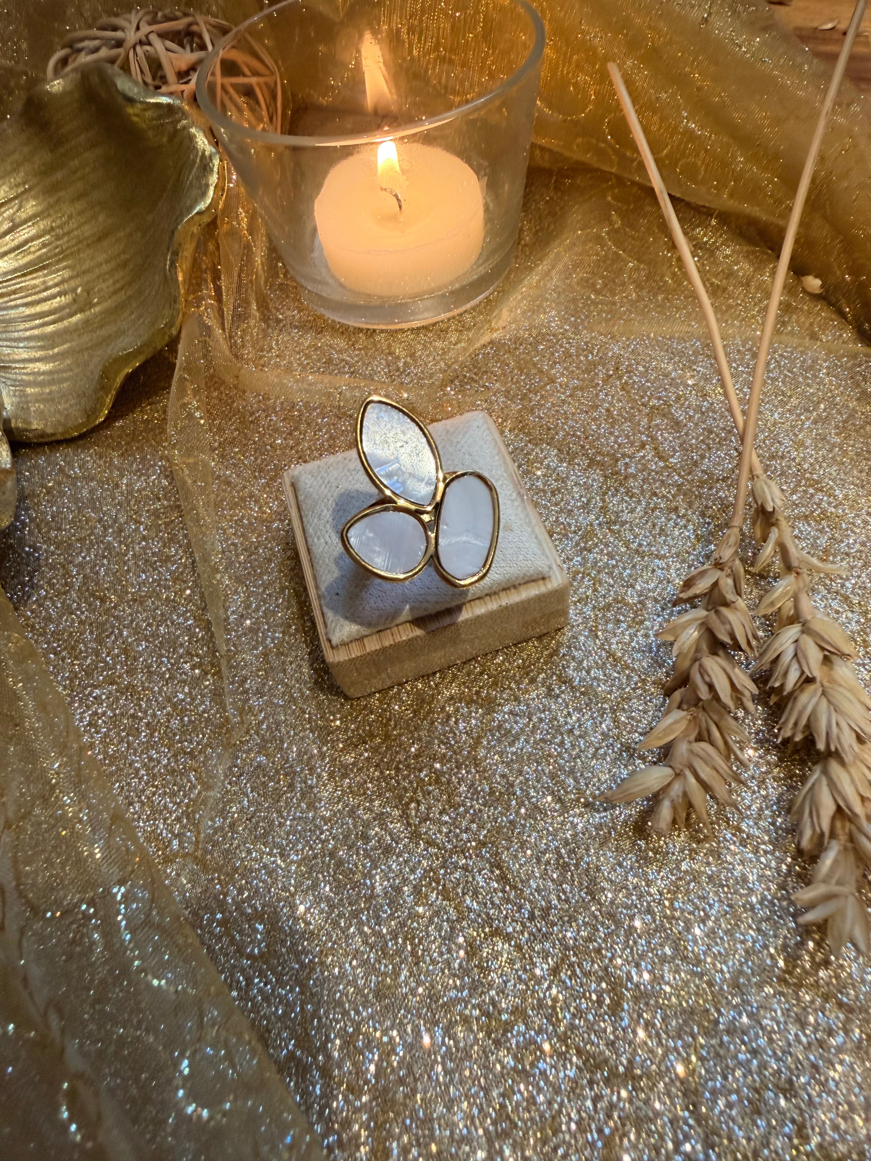 Bague Ajustable Dorée – Nacre Triple