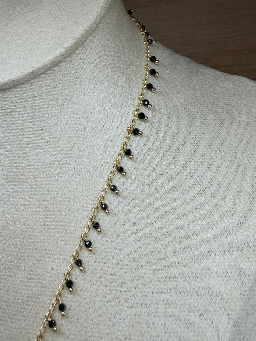 Collier Acier Inoxydable Doré et Perles Noires
