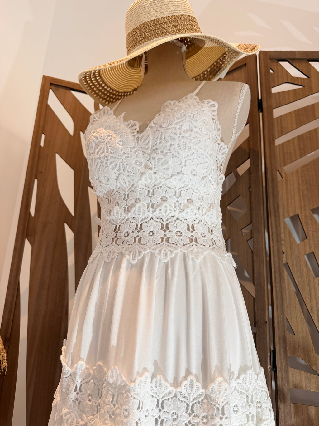 Robe longue blanche bohème – Bustier en dentelle et nœud dos nu
