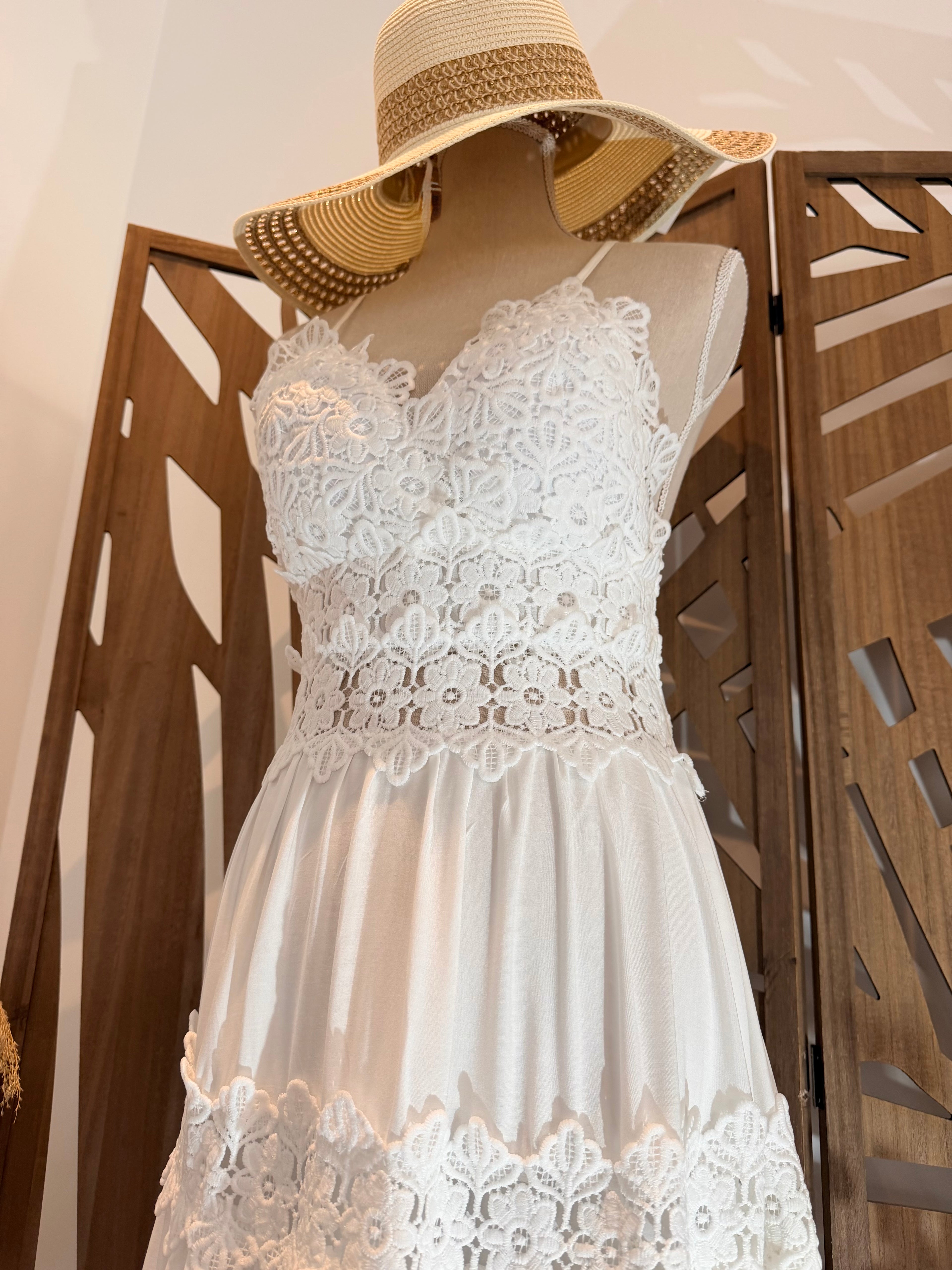 Robe longue blanche bohème – Bustier en dentelle et nœud dos nu
