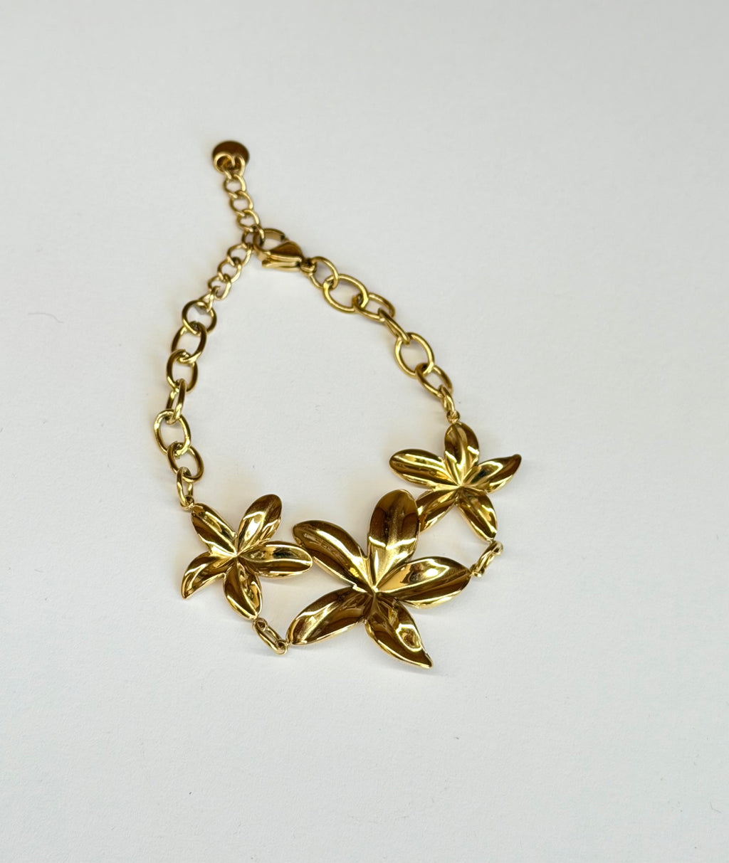 Bracelet Floral Élégance – Chaîne Dorée à Trois Fleurs
