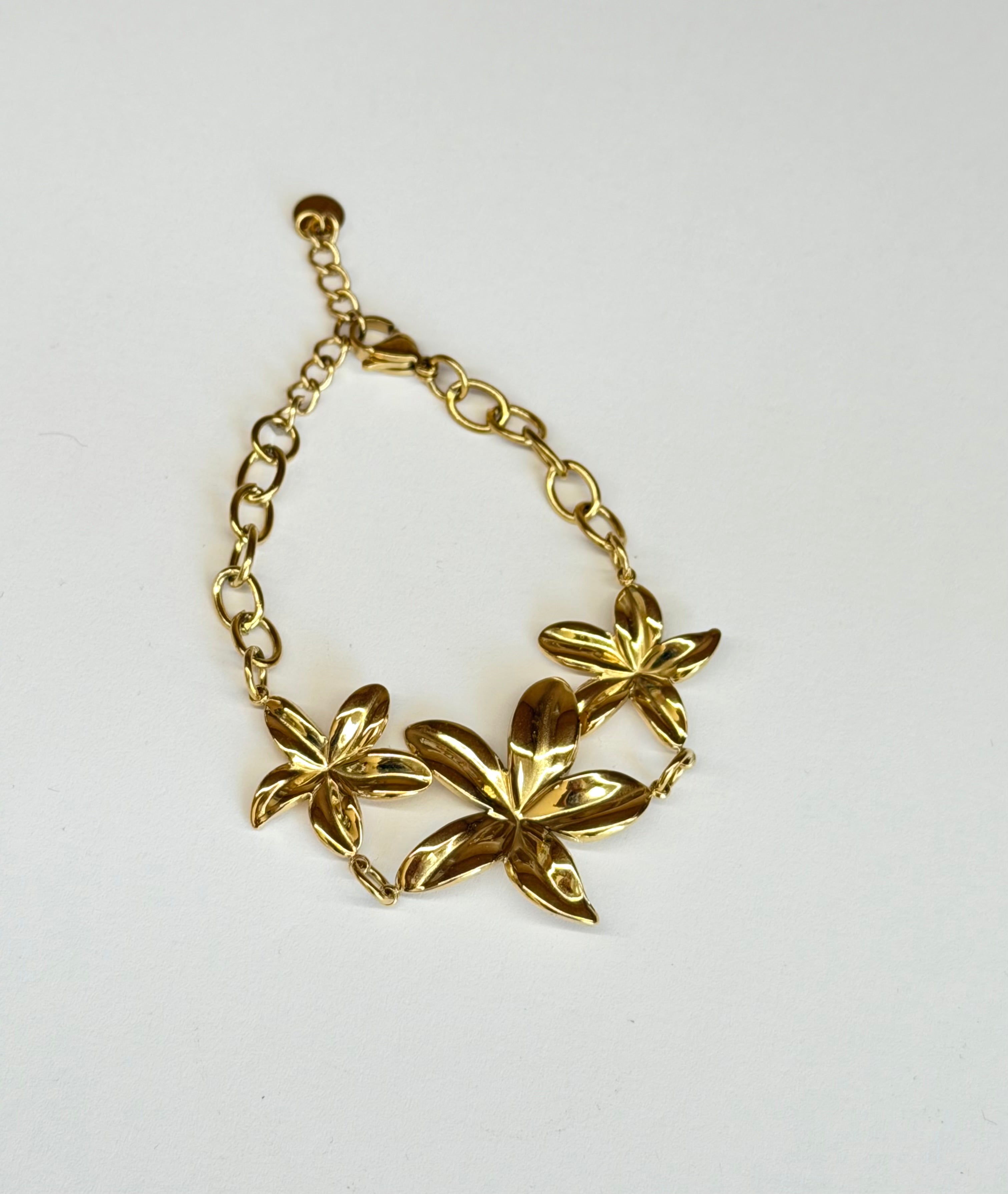 Bracelet Floral Élégance – Chaîne Dorée à Trois Fleurs