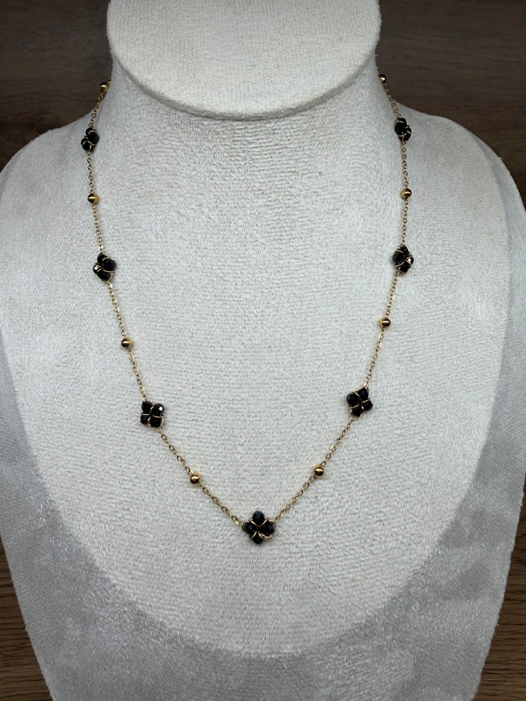 Collier Chaîne Acier Inoxydable Doré - Motifs Fleurs Trèfles et Perles Noires