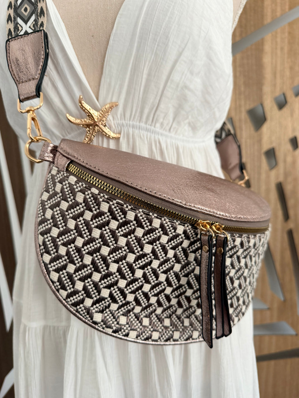 Sac Banane Bohème – Motif Géométrique Noir & Vieux Rose