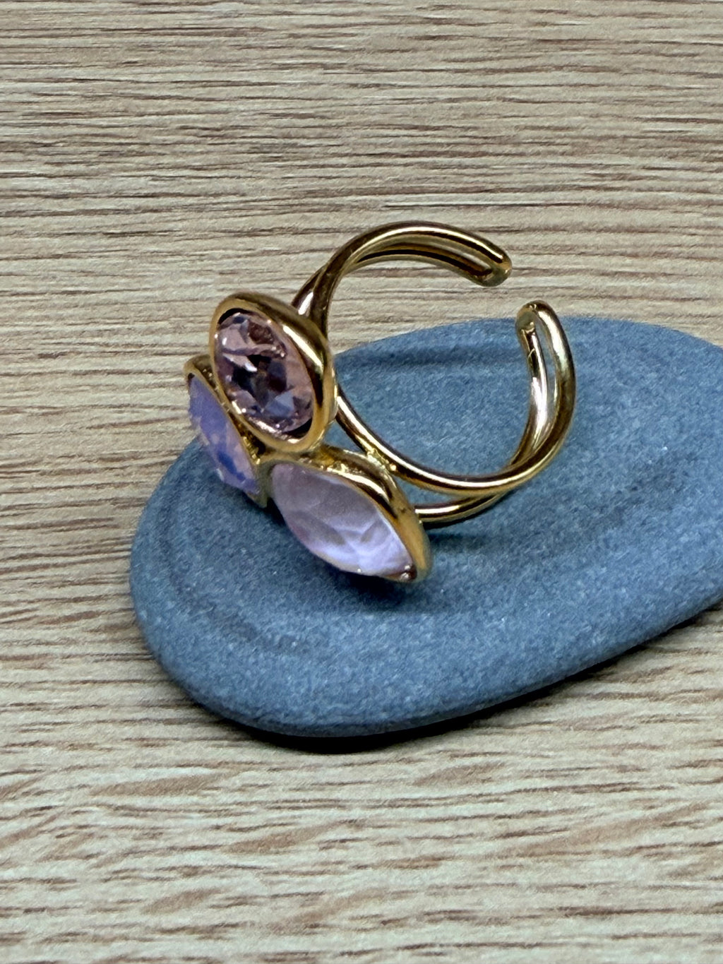 Bague Ajustable Acier Inoxydable Doré - Trois Pierres / Cabochons Tons Roses et Mauves