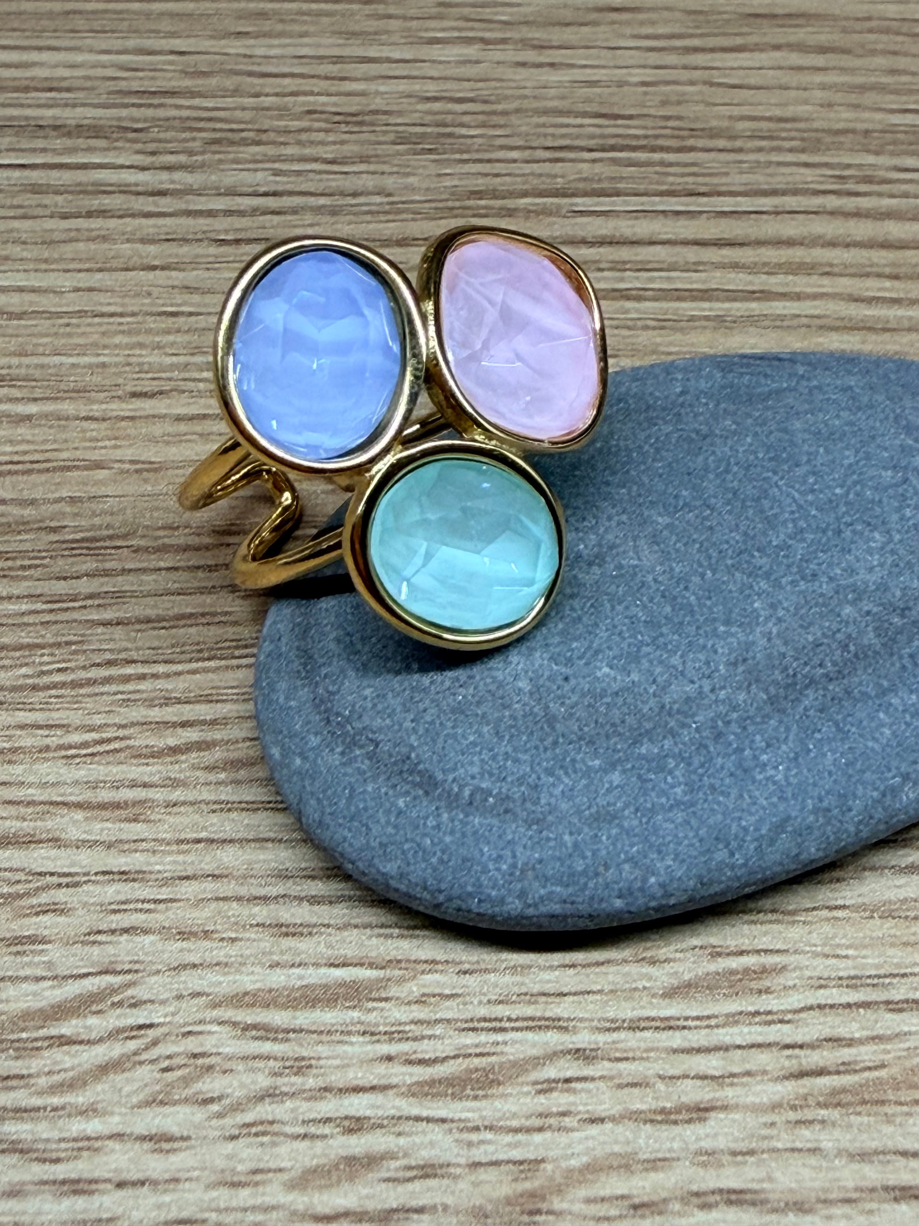 Bague Ajustable Acier Inoxydable Doré - Trois Pierres / Cabochons Multicolores Pastels