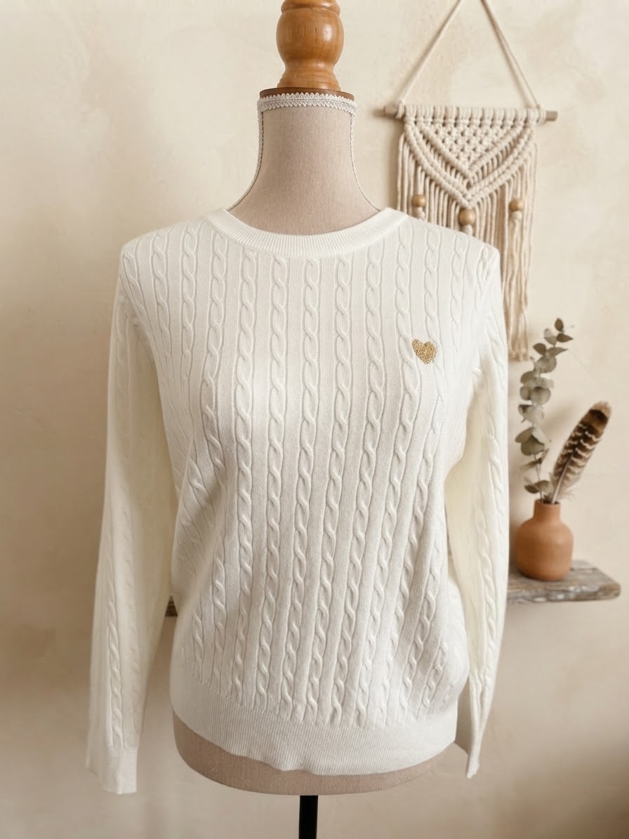 Pull en maille torsadée blanc avec cœur doré