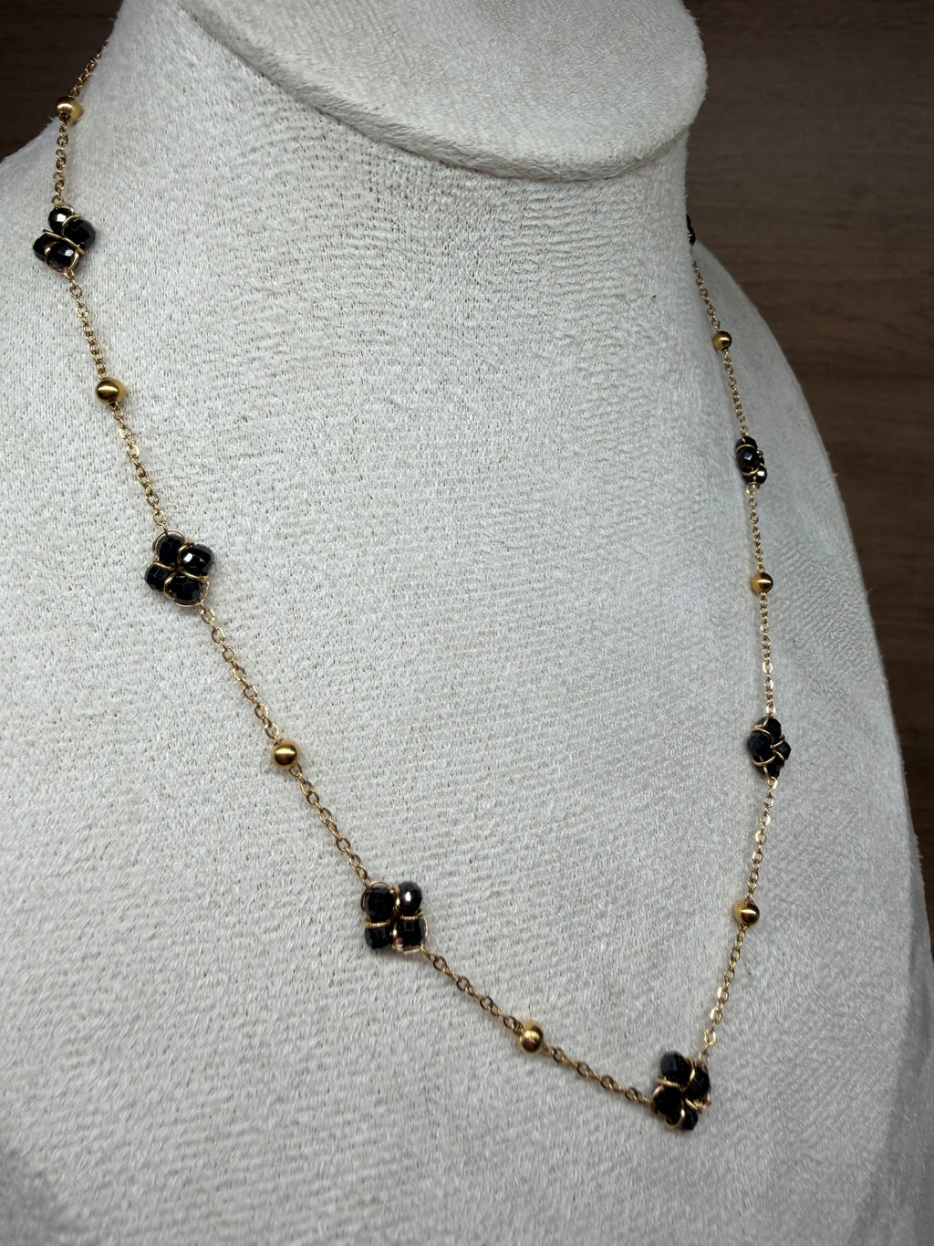 Collier Chaîne Acier Inoxydable Doré - Motifs Fleurs Trèfles et Perles Noires