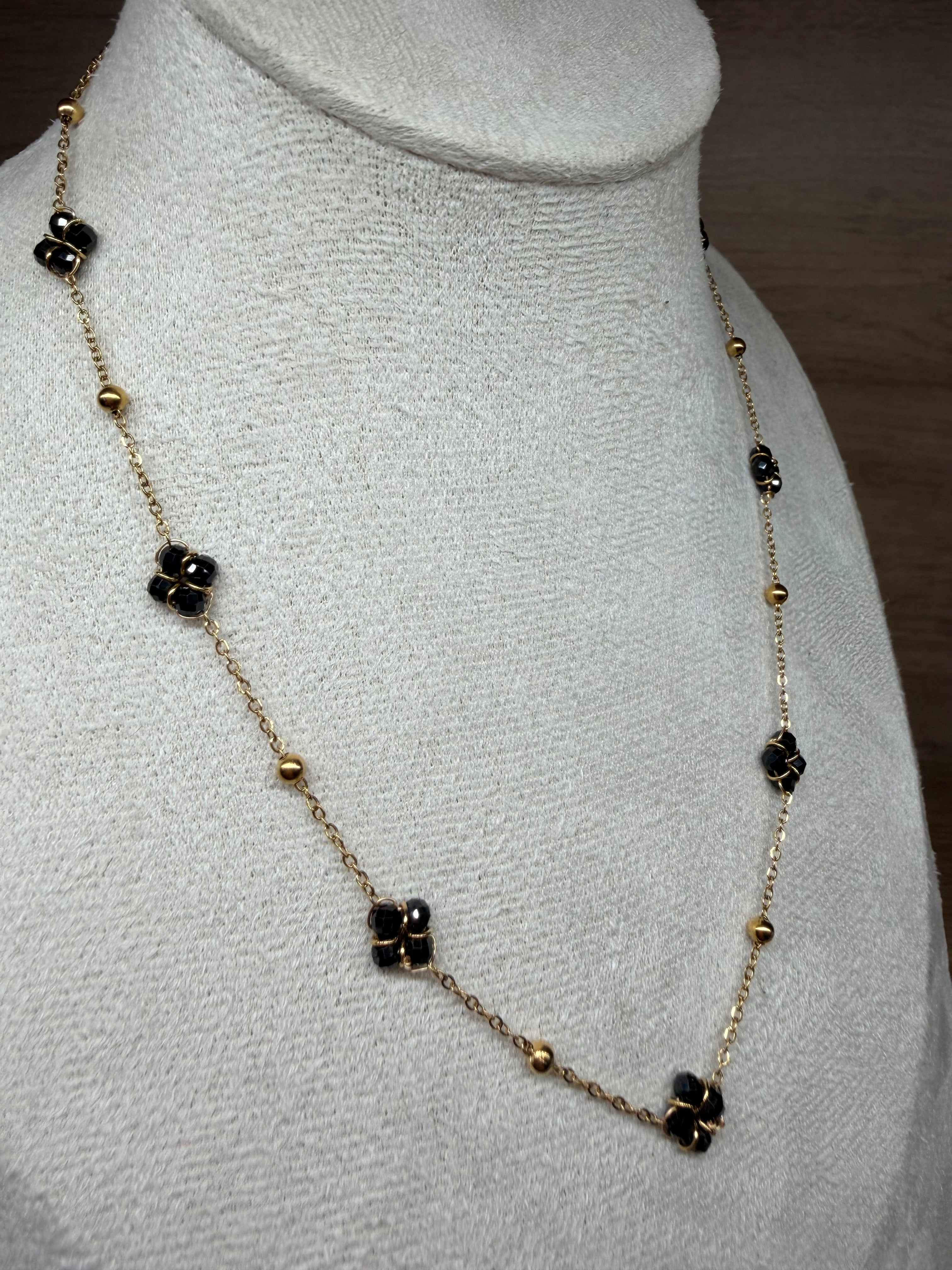 Collier Chaîne Acier Inoxydable Doré - Motifs Fleurs Trèfles et Perles Noires