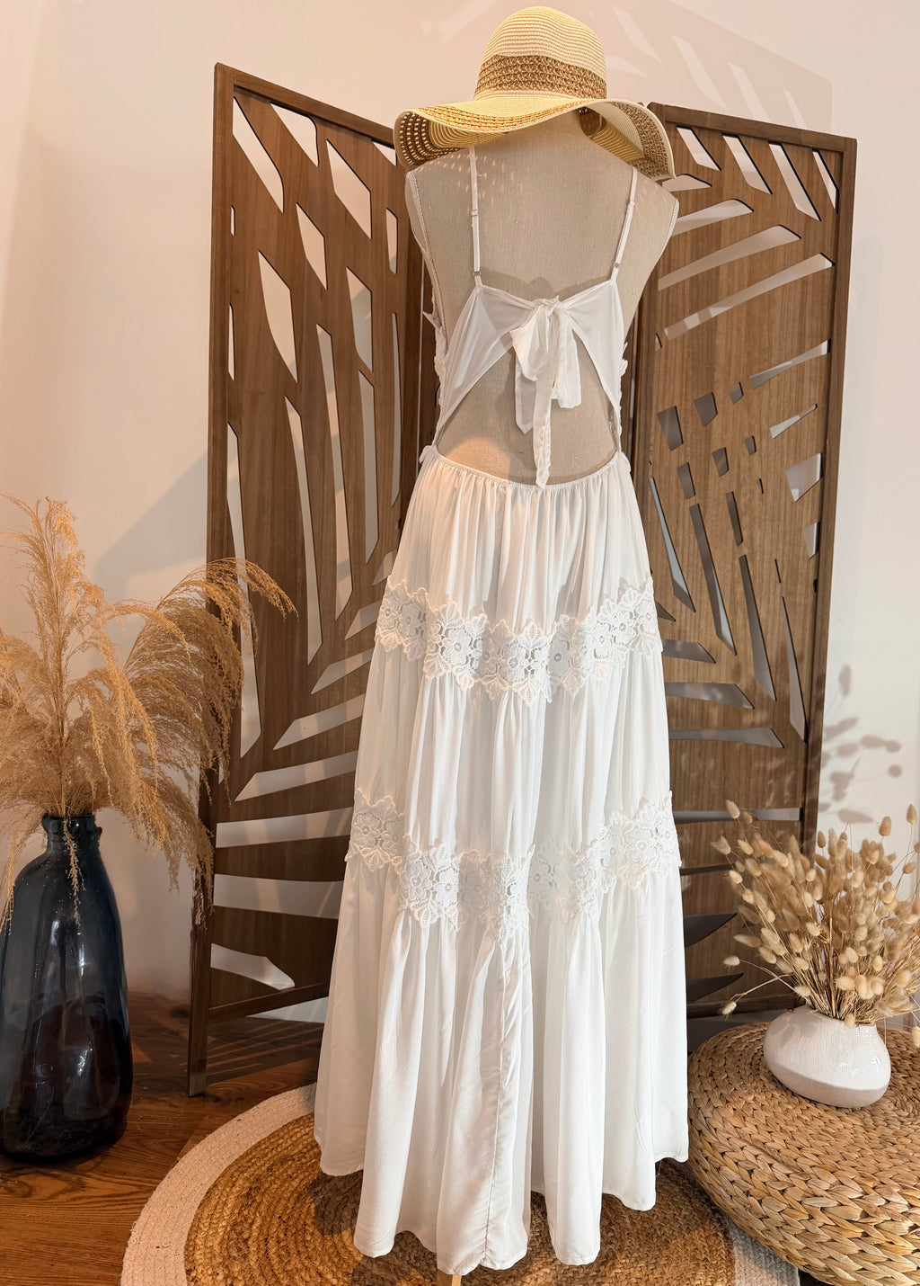 Robe longue blanche bohème – Bustier en dentelle et nœud dos nu