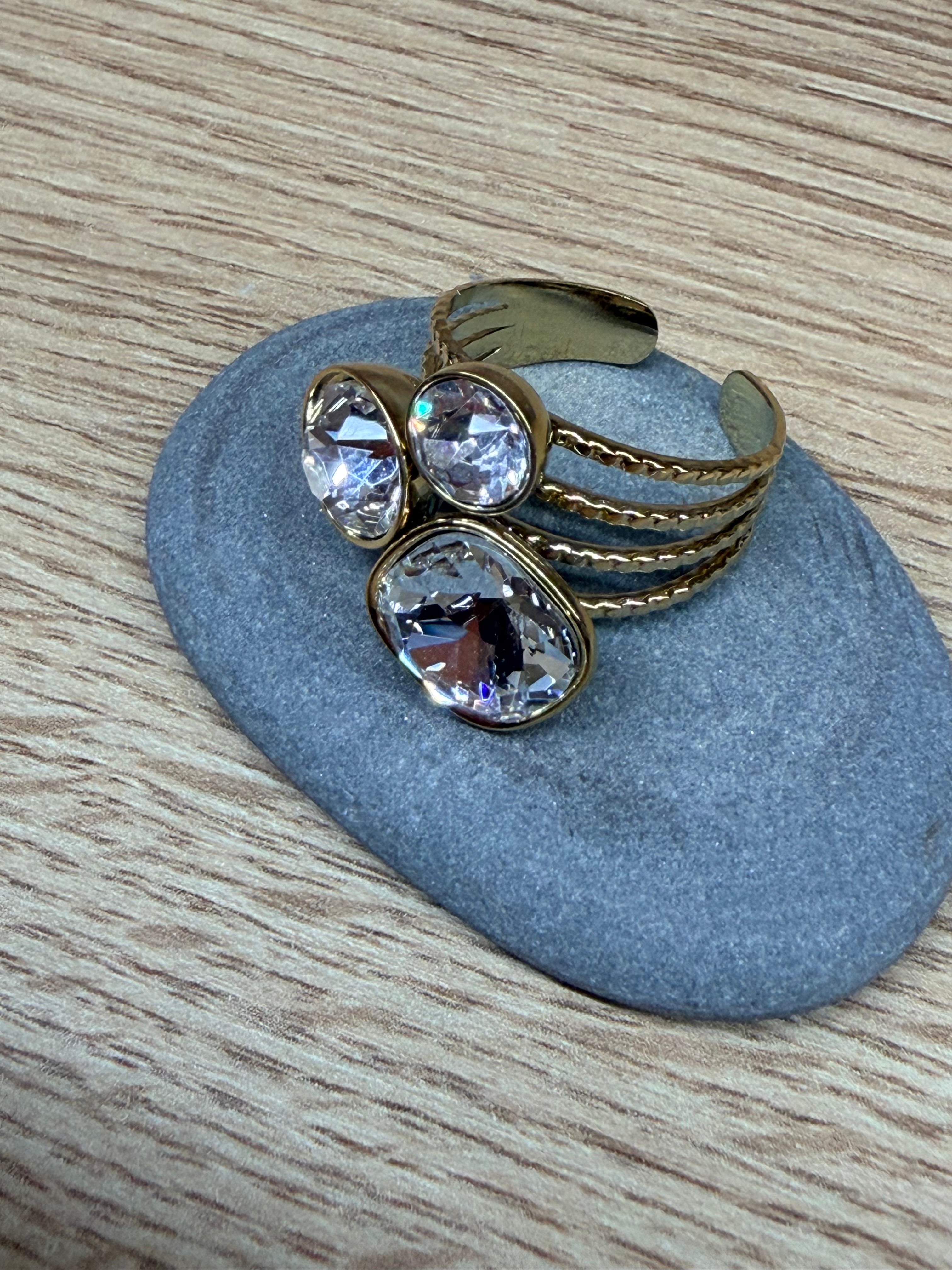 Bague Ajustable Dorée et Cristaux Scintillants Multi-Pierres