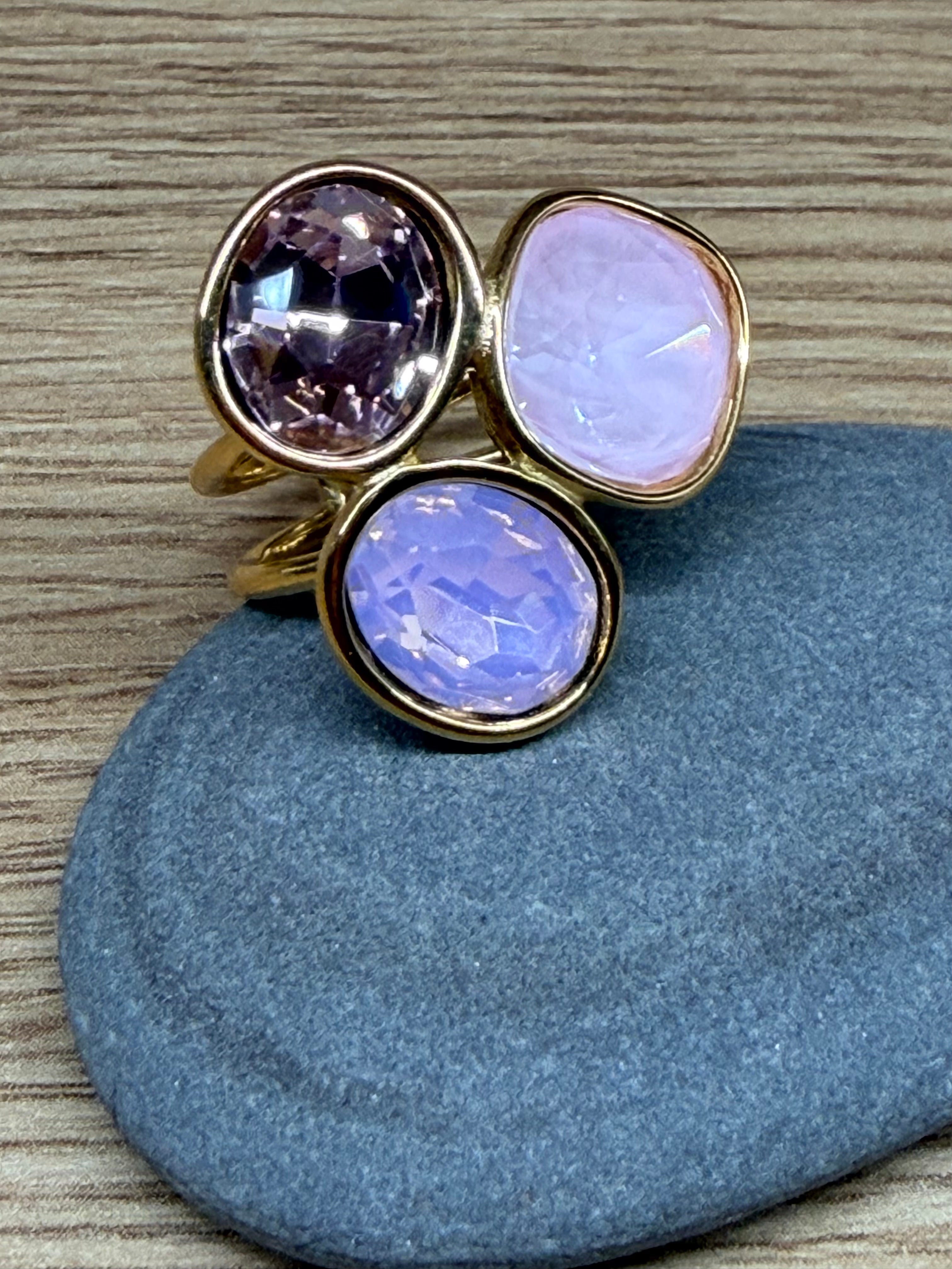 Bague Ajustable Acier Inoxydable Doré - Trois Pierres / Cabochons Tons Roses et Mauves