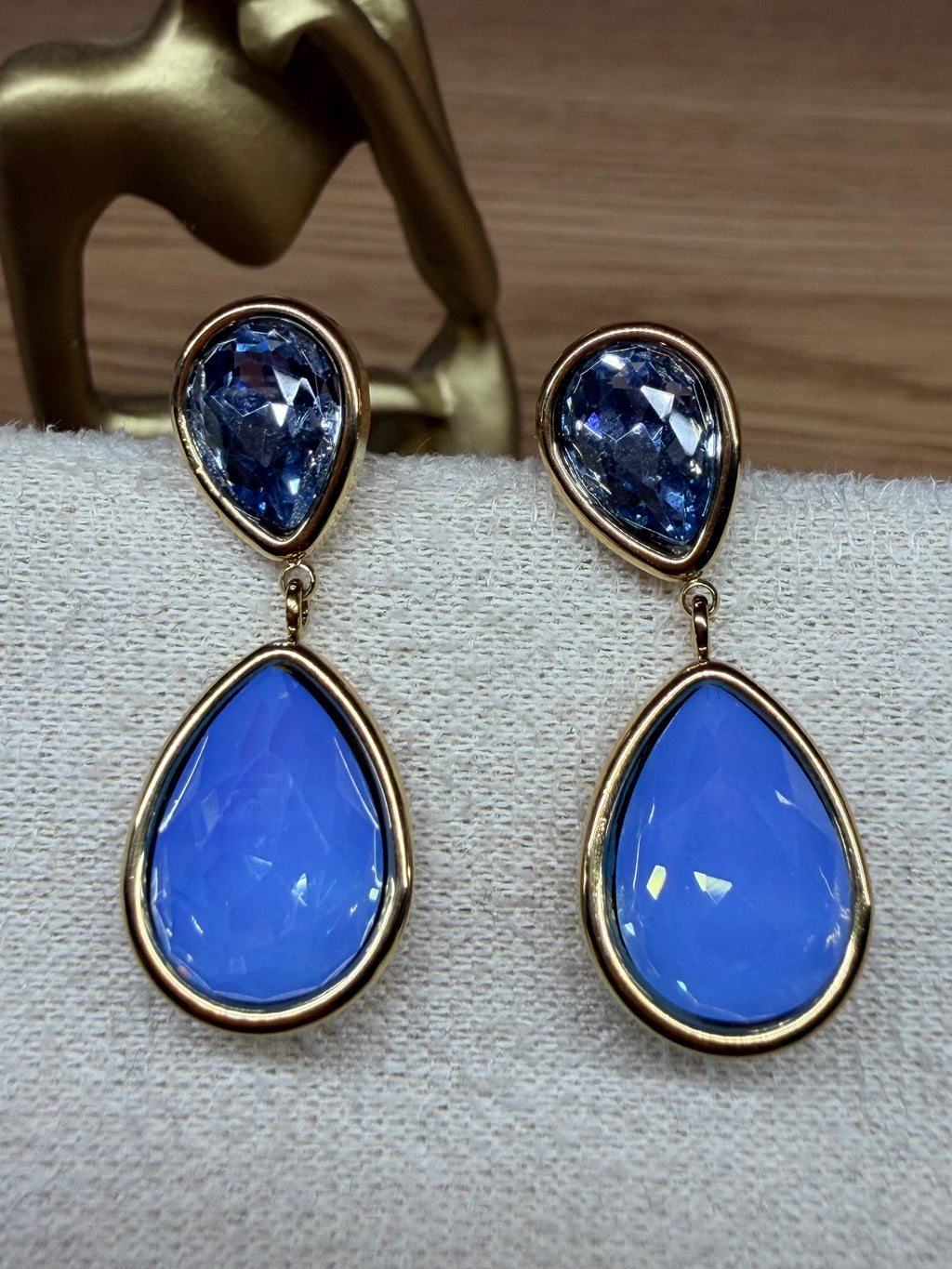 Boucles d'Oreilles Pendantes Dorées et Pierres Bleues Goutte