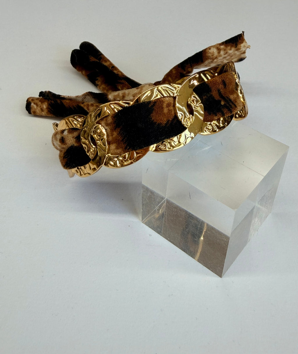 Bracelet Jonc en Acier Doré – Détail Tissu Imprimé Léopard