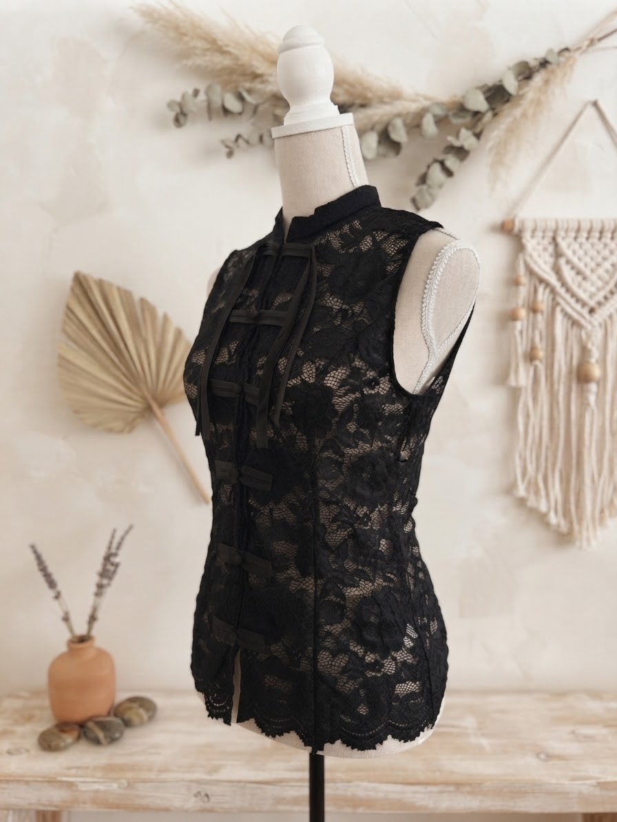 Haut en Dentelle Noire – Style Mandarin