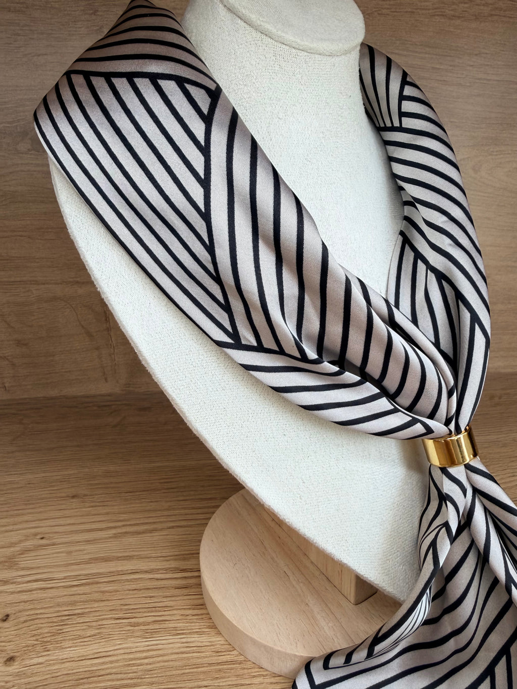 Foulard Chic satiné à Motif Géométrique avec Anneau Doré