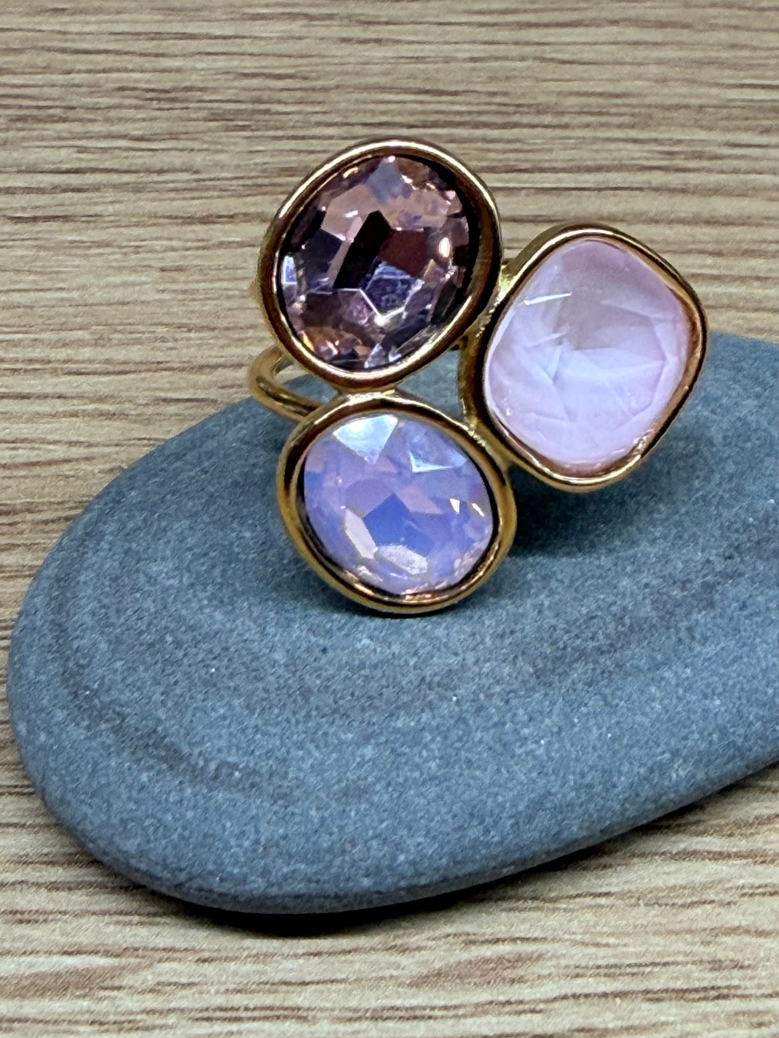 Bague Ajustable Acier Inoxydable Doré - Trois Pierres / Cabochons Tons Roses et Mauves