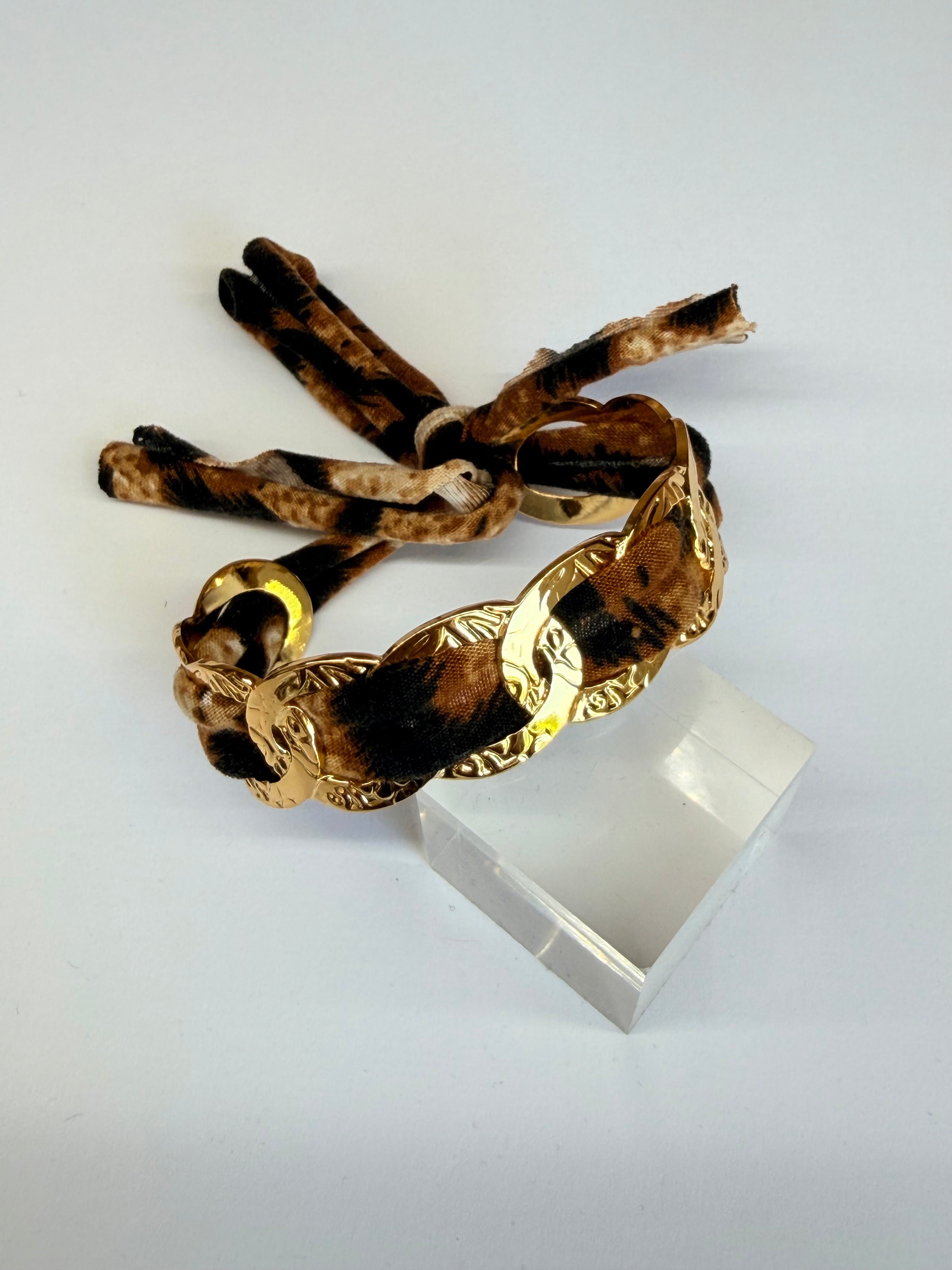 Bracelet Jonc en Acier Doré – Détail Tissu Imprimé Léopard