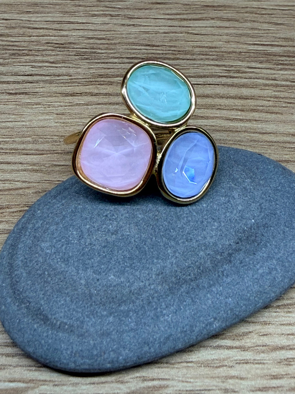 Bague Ajustable Acier Inoxydable Doré - Trois Pierres / Cabochons Multicolores Pastels