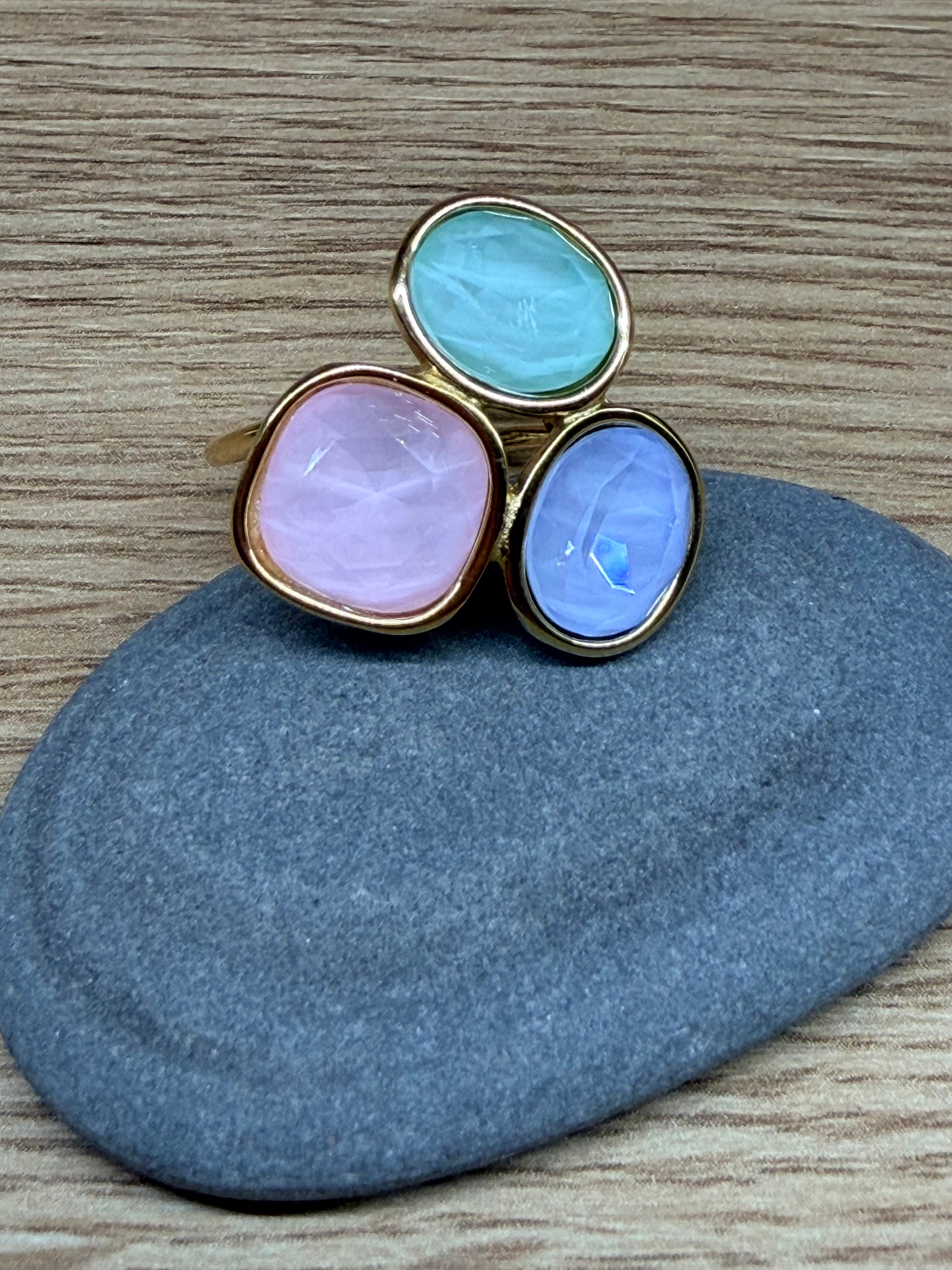 Bague Ajustable Acier Inoxydable Doré - Trois Pierres / Cabochons Multicolores Pastels