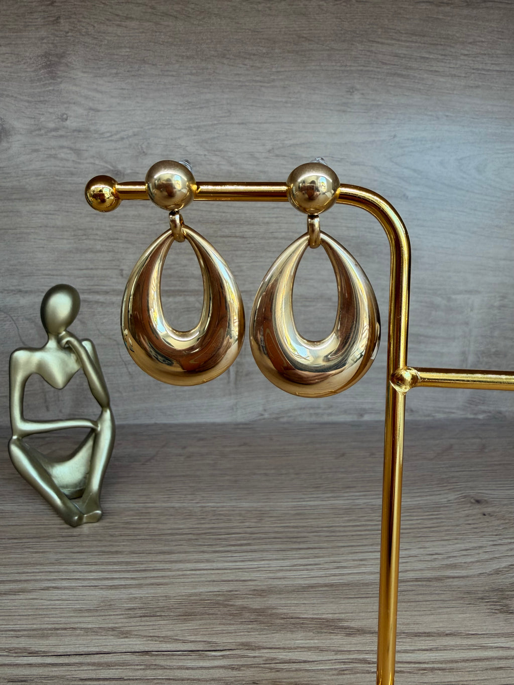 Boucles d’oreilles Créoles Goutte d’Eau – Design Doré Élégant