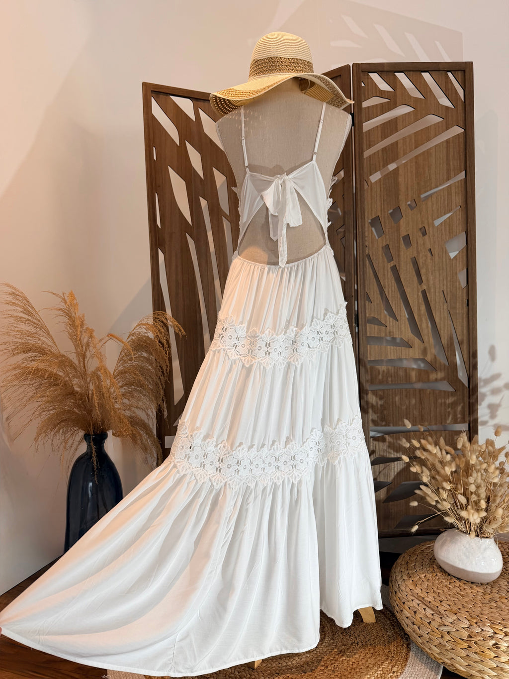 Robe longue blanche bohème – Bustier en dentelle et nœud dos nu